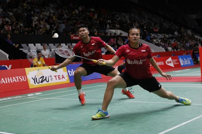 Pasangan ganda campuran Indonesia, Praveen Jordan/Melati Daeva Oktavianti, mengembalikan kok kepada Yantony Edy Saputra/Marsheilla Gischa Islami, pada perempat final Indonesia Masters 2018 yang berlangsung di Istora Senayan, Jakarta, Jumat (26/1/2018).