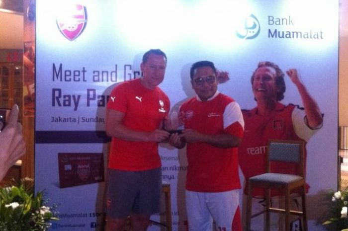 Legenda Arsenal, Ray Parlour, dalam acara meet and greet yang diadakan Bank Muamalat di Kota Kasablanka, Minggu (30/4/2017)