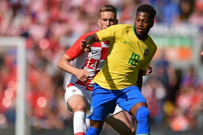 Gelandang Brasil, Fred (kanan), berduel dengan pemain Kroasia, Filip Bradaric, dalam laga persahabatan di Stadion Anfield, Liverpool, Inggris pada 3 Juni 2018.