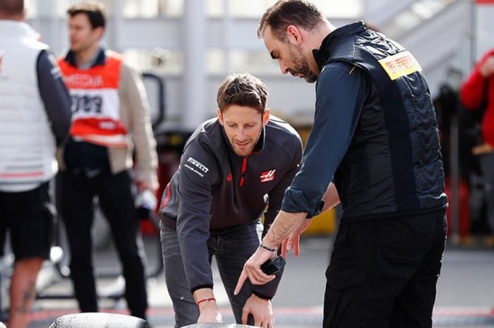 Pebalap Haas, Romain Grosjean, mengecek ban saat tes pramusim di Sirkuit Catalunya, Spanyol pada tan