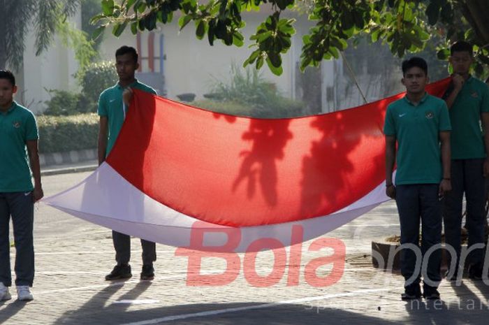 Petugas bendera pada upacara 17 Agustus  yang diselenggarakan Timnas U19 di halaman Hotel UNY, Yogyakarta, Kamis (17/8/2017).