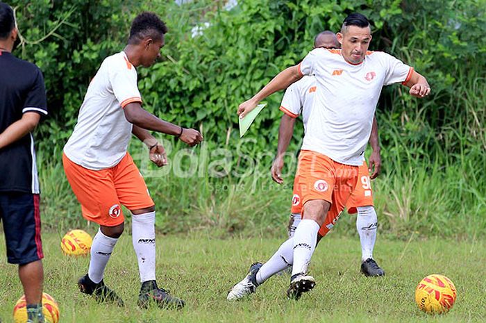 Penyerang Perseru Serui, Silvio Escobar (kanan), saat mengikuti latihan di Lapangan Tunjungsekar Malang, Jawa Timur, Selasa (16/01/2018) pagi, menjelang laga Piala Presiden 2018.