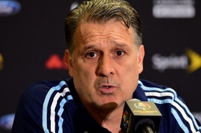 Pelatih timnas Argentina, Gerardo Martino, berbicara dalam jumpa pers menjelang duel semifinal Copa America lawan Amerika Serikat di Houston, 21 Juni 2016.