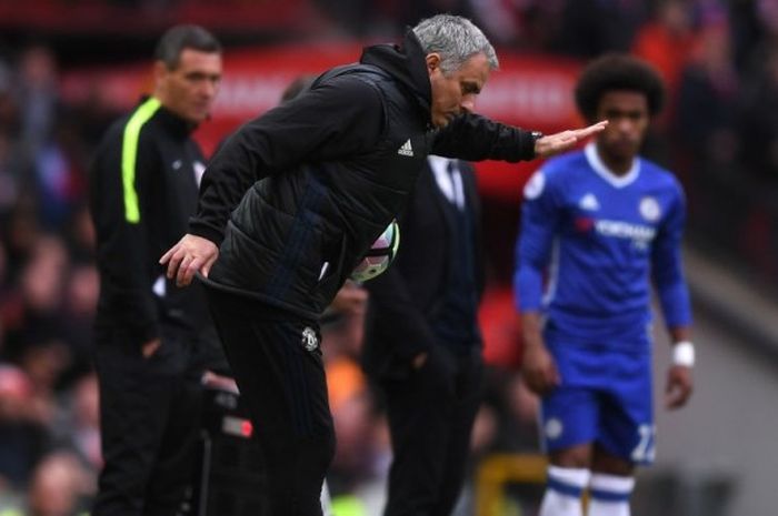 Aksi manajer Manchester United, Jose Mourinho, dalam laga kontra Chelsea di Old Trafford, Minggu (16/4/2017)