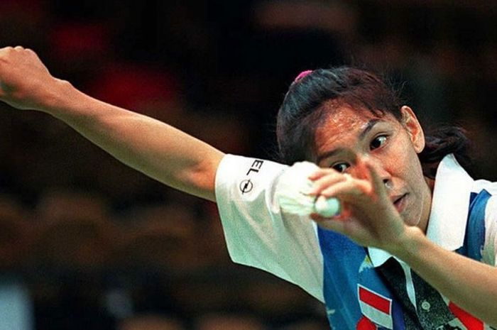  Pebulu tangkis putri Indonesia, Susy Susanti, melakukan serve kepada lawannya asal Jepang, Misako M