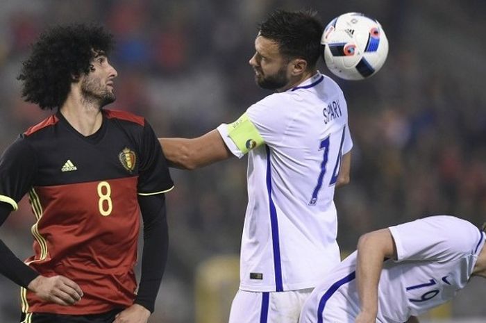 Gelandang Belgia, Marouane Fellaini (kiri), berduel dengan gelandang Finlandia, Tim Sparv (tengah), dalam laga persahabatan di Stadion King Baudouin, Rabu (1/6/2016) waktu setempat.