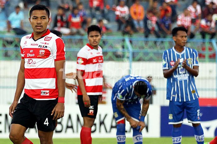 Gelandang Madura United, Asep Berlian, saat tampil dalam laga pekan ke-15 Liga 1 melawan Persiba Balikpapan di Stadion Gelora Bangkalan, Jawa Timur (17/07/2017).