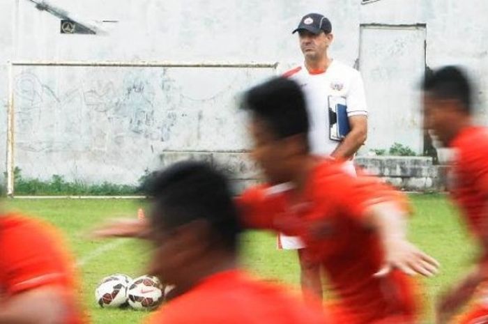 Pelatih Persija, Paulo Camargo dalam sesi latihan terakhir skuat Macan Kemayoran sebelum ke Jayapura di lapangan Villa 2000, Tangerang Selatan, Selasa (26/4/2016). 