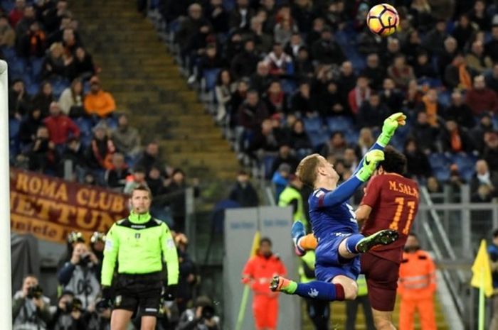 Kiper Torino, Joe Hart, menghalau bola dari pemain AS Roma, Mohamed Salah, dalam laga Serie A di Stadion Olimpico, Roma, Italia, pada 19 Februari 2017.