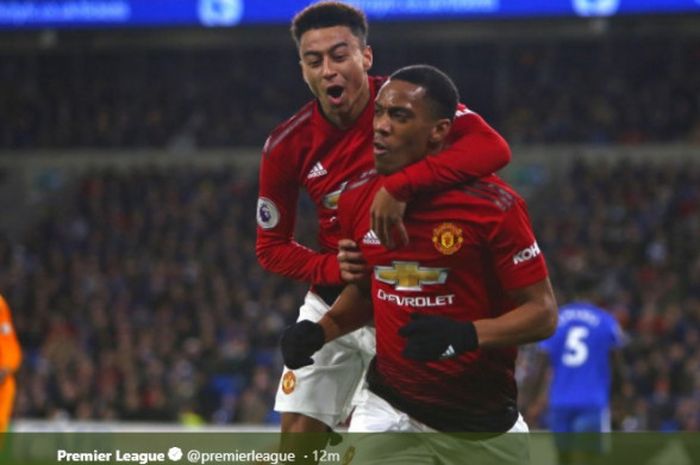 Penyerang Manchester United, Anthony Martial (kanan), merayakan golnya bersama Jesse Lingard dalam laga Liga Inggris melawan Cardiff City di Stadion Cardiff City pada 22 Desember 2018.