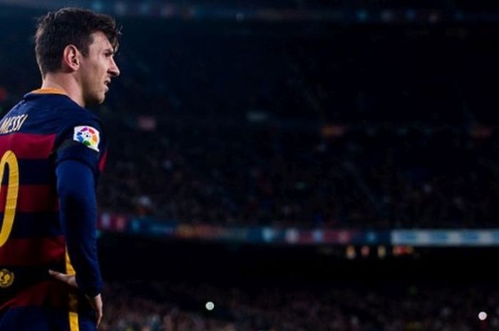 Megabintang Barcelona, Lionel Messi, menatap lapangan dalam pertandingan Copa del Rey kontra Athletic Bilbao di Camp Nou, Barcelona, Spanyol, 27 Januari 2016.