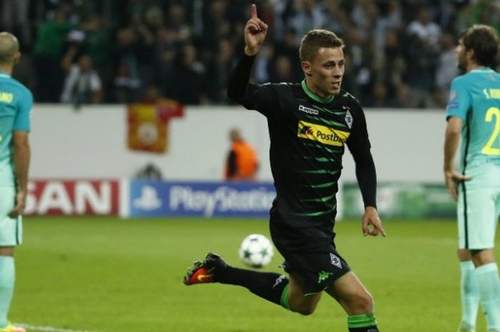 Striker Borussia Moenchengladbach, Thorgan Hazard, saat mencetak gol ke gawang FC Barcelona pada penyisihan grup Liga Champions, Rabu (28/9/2016)