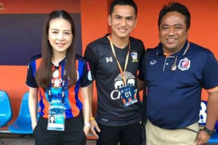 Pelatih Kiatisuk Senamuang bersama asisten pelatih Jadet Meelarp (kanan) dan Presiden Port FC, Nualphan Lamsam (kiri) di Stadion PAT, Bangkok, 22 Juni 2017. 