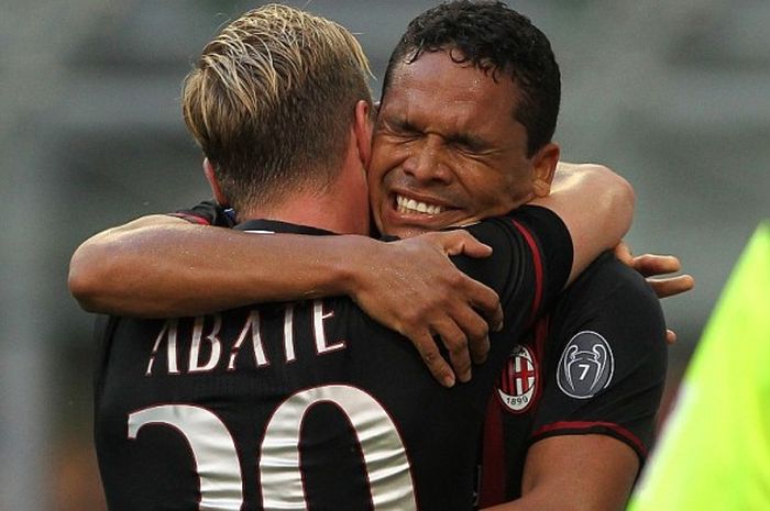 Striker AC Milan, Carlos Bacca (kanan), berpelukan dengan rekan setimnya, Ignazio Abate, setelah mencetak gol ke gawang Torino dalam laga Serie A di San Siro, Milan, 21 Agustus 2016.