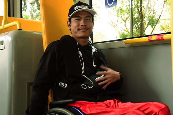 Koordinator Volunteer Transportasi Asian Para Games 2018, Divo Shadan, saat mengikuti uji coba waktu tempuh bus TransJakarta untuk Asian Para Games 2018, Selasa, (25/9/2018).