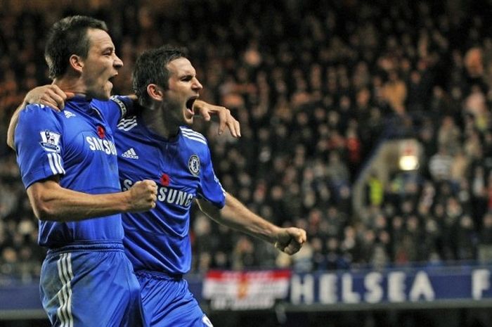   Kapten Chelsea, John Terry (kiri), merayakan gol yang dia cetak bersama Frank Lampard dalam laga P