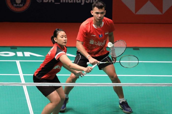 Pasangan ganda campuran nasional Indonesia, Rinov Rivaldy/Pitha Haningtyas Mentari, saat menjalani laga melawan Takuro Hoki/Wakana Nagahara (Jepang) pada babak kesatu Malaysia Masters 2019 di  Axiata Stadium, Bukit Jalil, Kuala Lumpur, Selasa (15/1/2019).