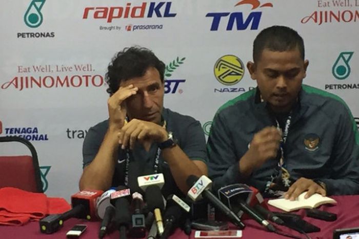 Pelatih Luis Milla (kiri) menjawab pertanyaan wartawan usai laga Vietnam vs Indonesia 0-0 di Stadion Majlis Perbandaran Selayang, Selangor, Malaysia, Selasa (22/8/2017) malam WIB.