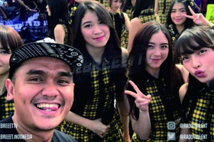 Valentino Radot Simanjuntak bersama member JKT48
