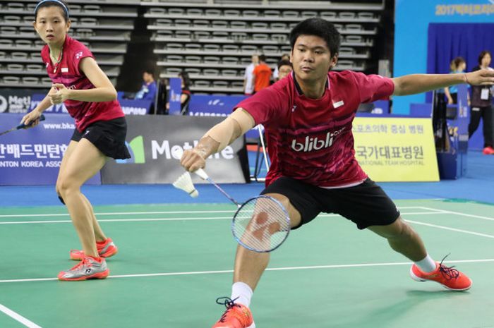 Praveen Jordan (kanan) dan Debby Susanto di babak kedua Korea Terbuka 2017, Kamis (14/9/2017), saat mengalahkan Bodin Isara/Savitree Amitrapai (Thailand) dengan skor 21-16 dan 21-10.