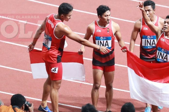 Tim Pelari Indonesia yang terdiri dari Fadlin, Lalu Muhammad Zohri, Eko Rimbawan dan Bayu Kertanegara usai tampil dalam final lari Asian Games 2018 nomor estafet 4x100m di Stadion Utama Gelora Bung Karno, Kamis (30/8/2018)