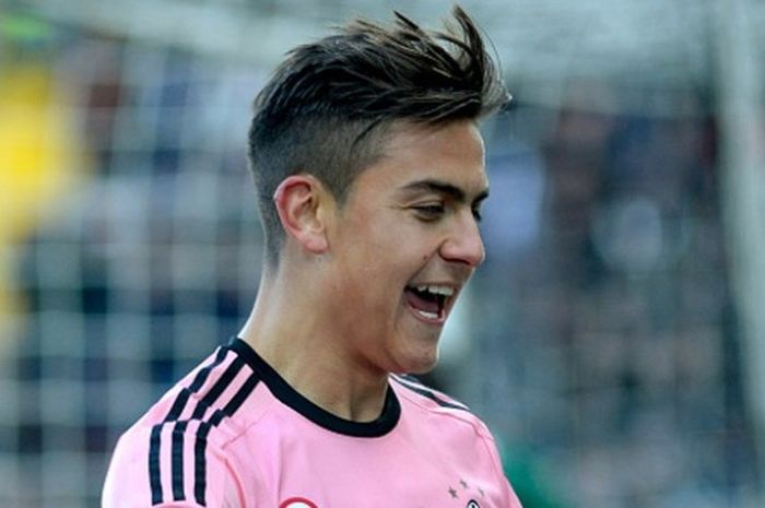 Striker Juventus, Paulo Dybala, merayakan golnya dari titik putih dalam kemenangan 4-0 atas Udinese di Stadion Friuli, Minggu (17/1/16).