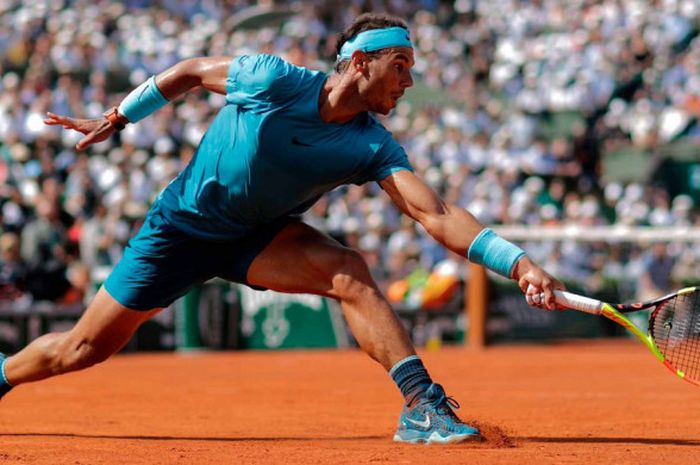 Aksi Rafael Nadal (Spanyol) pada laga semifinal sektor tunggal putra Roland Garros 2018 yang berlangsung Jumat (8/6/2018).