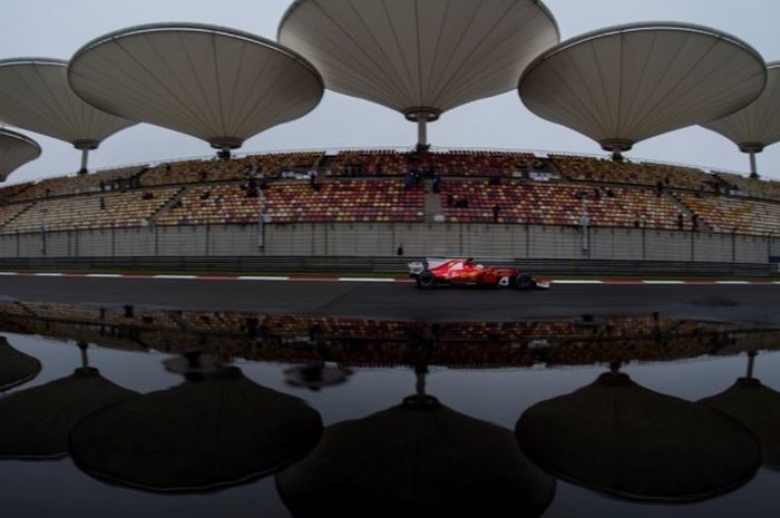 Pebalap Formula 1 (F1) yang membela tim Ferrari, Sebastian Vettel, terlihat berada di lintasan Sirkuit Shanghai Internasional, Shanghai, saat sesi FP 1 GP China, Jumat (7/4/2017).