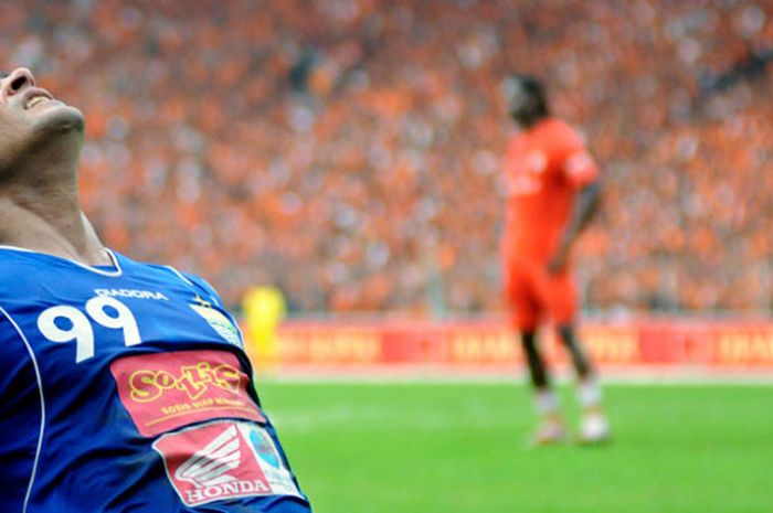 Cristian Gonzales kala berseragam Persib Bandung.