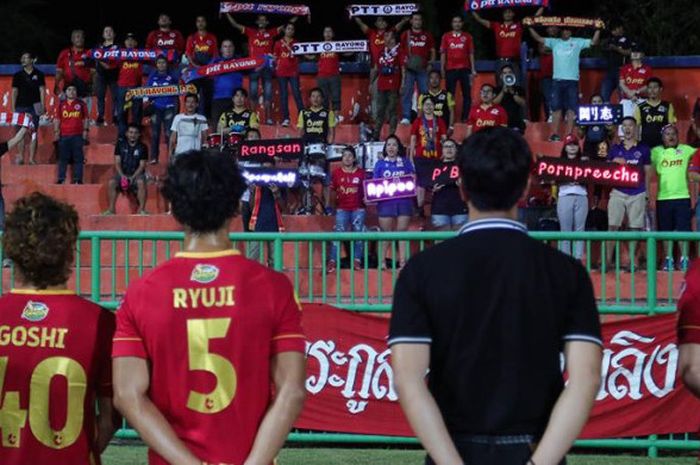 Trio pemain asing PTT Rayong FC, Goshi Okubo, Ryuji Utomo, dan Joao Paulo Sales memberikan penghormatan kepada pendukung timnya setelah mereka menang atas tuan rumah Samut Sakhon pada laga pekan kedua Liga Thailand 2, Minggu (18/2/2018) malam.