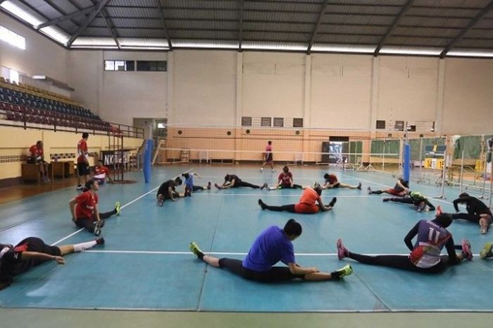 Timnas voli putri  melakukan pemanasan sebelum menjalani latihan fisik jelang persiapan SEA Games 2017 di Padepokan voli, Sentul, Bogor, Jawa Barat, Kamis (1/6/2017).