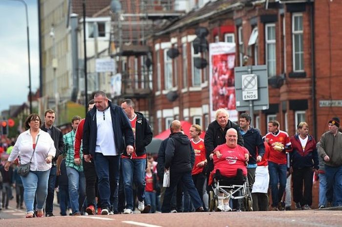 Para suporter Manchester United menuju Stadion Old Trafford, menjelang pertandingan Premier League antara Manchester United dan Liverpool, 12 September 2015.