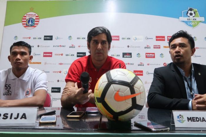 Pemain dan Pelatih Persija Jakarta, Sandi Sute (Kiri) dan Stefano Cugurra, (Kanan) pada Sesi Jumpa Pers Usai Pertandingan Liga 1 2018 di Stadion Sultan Agung, Bantul, Selasa (17/7/2018).