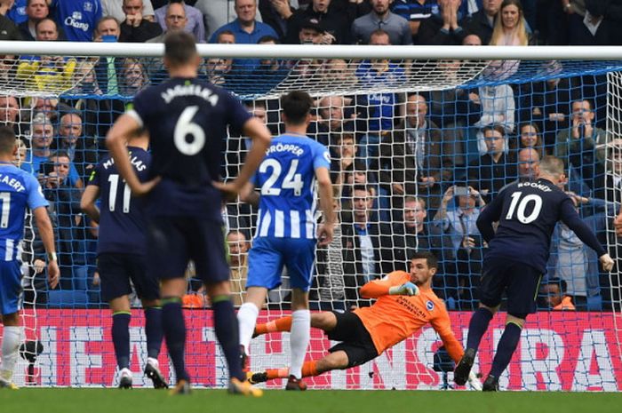 Penyerang Everton, Wayne Rooney (10), saat mengeksekusi tendangan penalti ke gawang Brighton & Hove Albion dalam laga pekan kedelapan Liga Inggris 2017-2018 di Stadion The American Express Community, Minggu (15/10/2017).