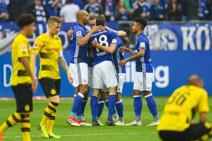 Reaksi para pemain dalam laga Schalke 04 vs Borussia Dortmund pada lanjutan Liga Jerman, Minggu (15/4/2018) di Gelsenkirchen.