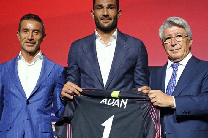 Antonio Adan diperkenalkan sebagai pemain baru Atletico Madrid