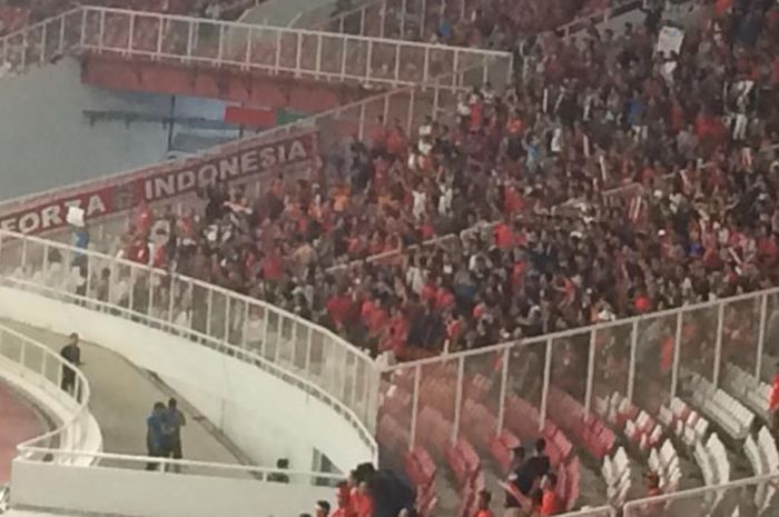  Spanduk bertuliskan Forza Indonesia di laga timnas U-19 Indonesia vs Taiwan pada laga Piala Asia U-19 2018 di Stadion Gelora Bung Karno, Jakarta, pada Kamis (18/10/2018). 