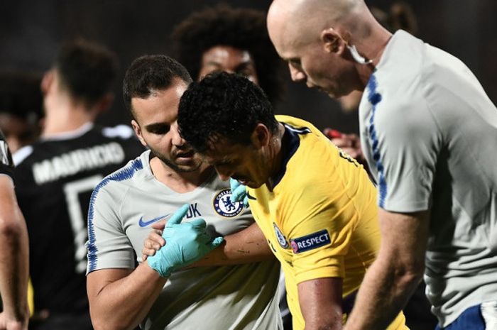 Pemain sayap Chelsea, Pedro Rodgriguez, mendapat perawatan dari tim medis karena mengalami cedera bahu pada laga babak penyisihan grup Liga Europa melawan PAOK di Stadion Toumbas, Kamis (20/9/2018).