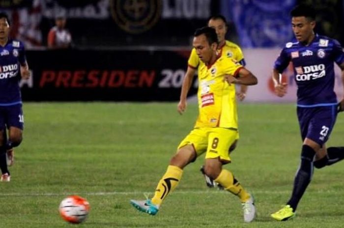 Gelandang Sriwijaya FC, Rachmad Hidayat mencoba menjauhkan bola dari pemain tengah Arema FC, Hanif Sjahbandi (kanan) pada partai perempat final Piala Presiden 2017 di Stadion Manahan, Solo, Minggu (26/2/2017) malam.  