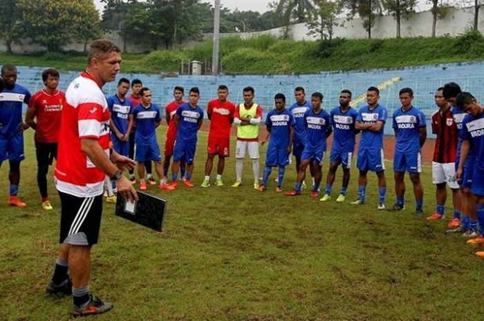 Gomes Oliveira memimpin latihan Madura United di Stadion Brantas, Kota Batu, pada Jumat (12/2/2016).