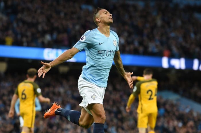 Bek Manchester City, Danilo Luiz da Silva, merayakan gol yang dicetak ke gawang Brighton & Hove Albion dalam laga Liga Inggris di Stadion Etihad, Manchester pada 9 Mei 2018.