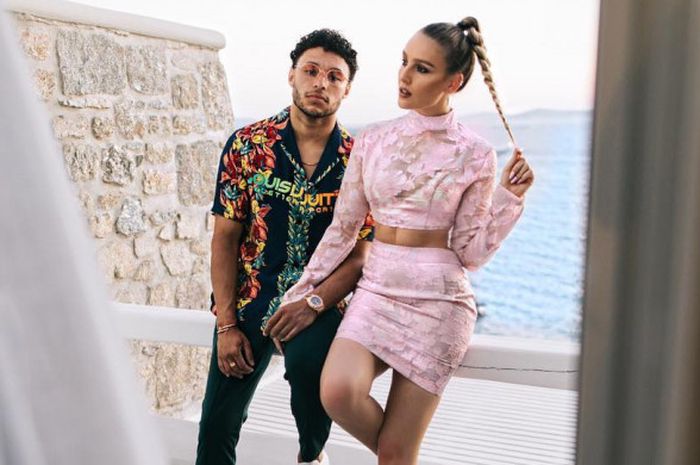 Alex Oxlade-Chamberlain (kiri) berlibur bersama Perrie Edwards di Mykonos, Yunani