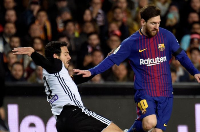 Megabintang FC Barcelona, Lionel Messi (kanan), berduel dengan gelandang Valencia, Dani Parejo, dalam laga leg kedua semifinal Copa del Rey di Stadion Mestalla, Valencia, Spanyol, pada 8 Februari 2018.