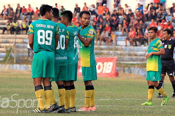 Pemain Madura FC menyiapkan pagar betis untuk menahan tendangan bebas PS Mojokerto Putra pada laga pekan ke-10 Liga 2 2018 putaran 1 di Stadion Gajahmada Mojosari, Jawa Timur, Rabu (25/07/2018) sore. 
