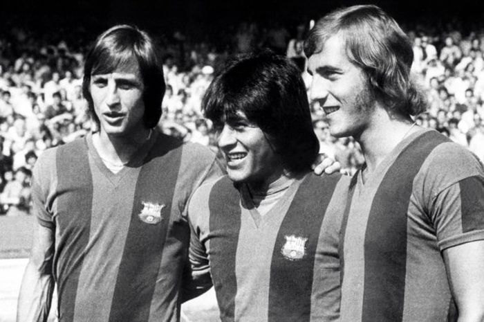 Foto ini diambil pada 1 Agustus 1974. Johan Cruyff (kiri) sedang berlaga bersama Barcelona di Stadion Camp Nou.