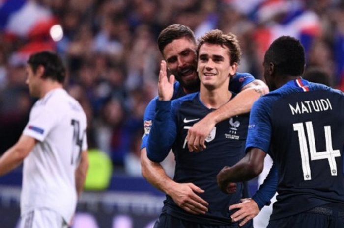 Bersama Blaise Matuidi (kanan) dan Olivier Giroud, (kedua dari kiri), striker timnas Prancis, Antoine Griezmann, merayakan gol yang dicetaknya lewat titik putih ke gawang Jerman saat kedua tim bertemu di UEFA Nations League di Stade de France, Saint-Denis, Prancis pada 16 Oktober 2018.