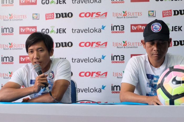 Ahmad Bustomi dan Joko Susilo saat konferensi pers jelang laga Arema FC kontra PS TNI.
