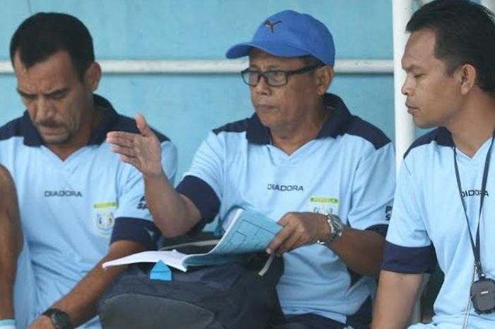 Pelatih Persela, Herry Kiswanto (tengah) berdiskusi dengan dua asisten pelatih sebelum memulai latihan timnya di Stadion Surajaya, Lamongan, Rabu (22/3/2017). 