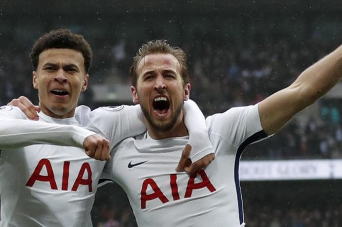 Striker Tottenham Hotspur, Harry Kane (kanan), melakukan selebrasi dengan Dele Alli seusai menjebol gawang Arsenal dalam partai Liga Inggris di Stadion Wembley, Sabtu (10/2/2018).