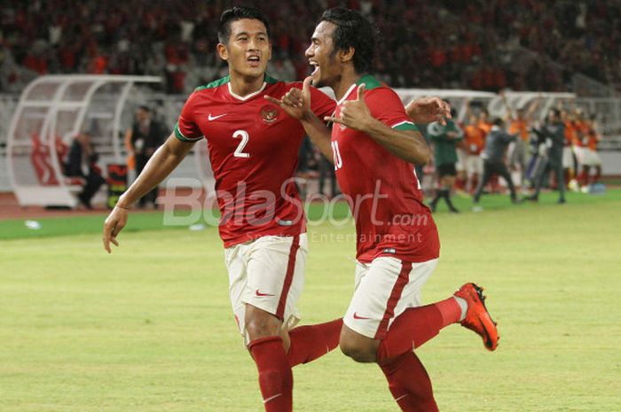   Pemain timnas Indonesia, Ilham Udin, merayakan gol ke gawang Islandia bersama I Putu Gede Juni Antara pada laga uji coba internasional di Stadion Utama GBK, Jakarta Selatan, Minggu (14/1/2018) malam.   